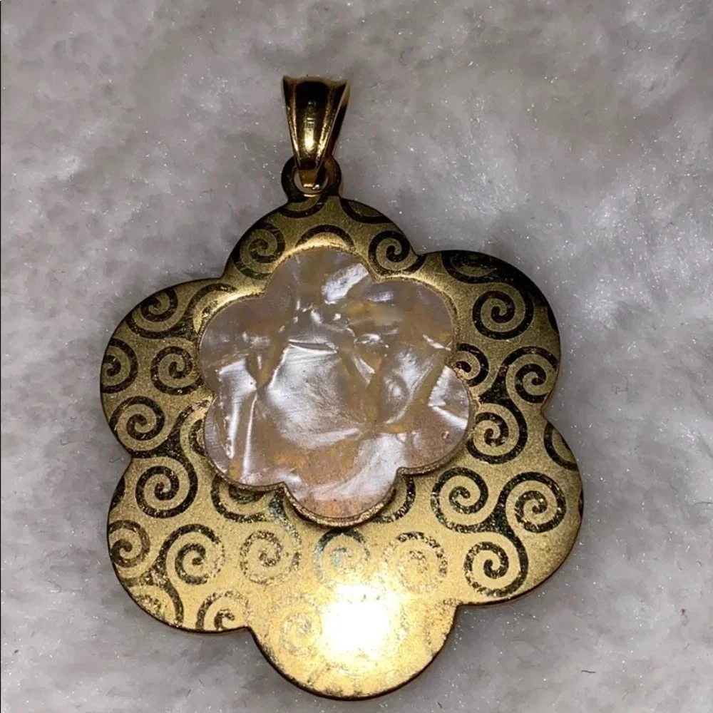Clover luxury fashion gold tone pendant - Picture 4 of 9